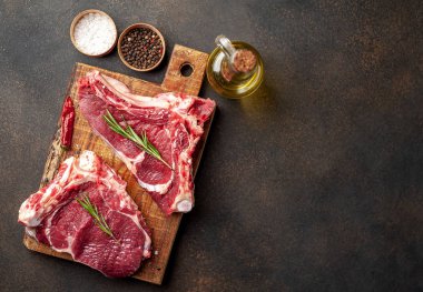 Pişirmek için baharatlı çiğ domuz eti.