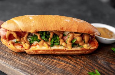 Baharatlı hardallı sosisli.