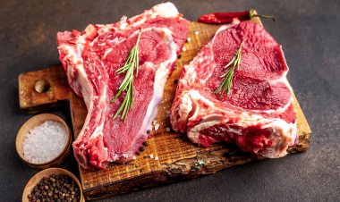 Pişirmek için baharatlı çiğ domuz eti.