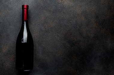Gri masadaki şarap şişesinde fotokopi alanı