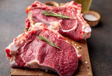 Pişirmek için baharatlı çiğ domuz eti.