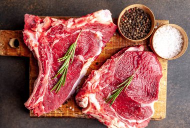 Pişirmek için baharatlı çiğ domuz eti.