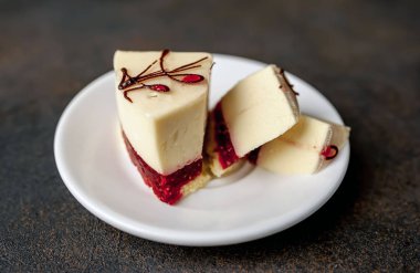 Tabağında jöle olan lezzetli peynirli kek.