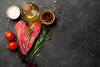 Yağlı, baharatlı, biberiyeli ve granit kaplama domatesli çiğ biftek. Sevgililer Günü.