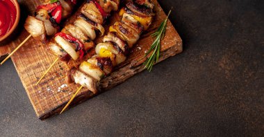 Barbekü soslu ızgara şiş.