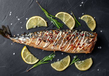 Limonlu ve biberiyeli fırında uskumru.