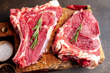 Pişirmek için baharatlı çiğ domuz eti.