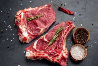 Granit tahtada çiğ domuz bifteği ve baharatlar.