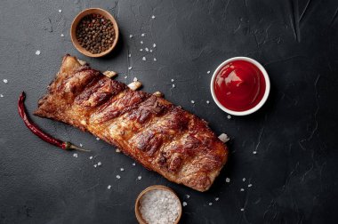 Granit masada domuz pirzolası ve baharat ve bbq sosu.