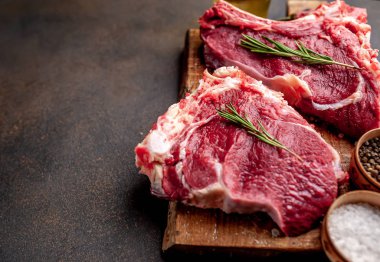 Pişirmek için baharatlı çiğ domuz eti.