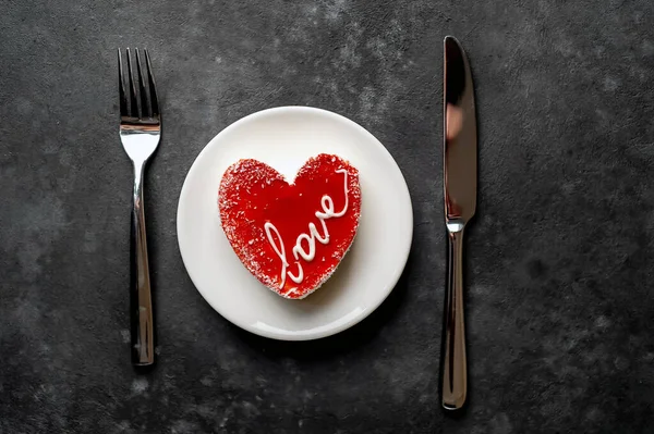 Torta Cuore Rosso Piatto Con Forchetta Coltello — Foto Stock