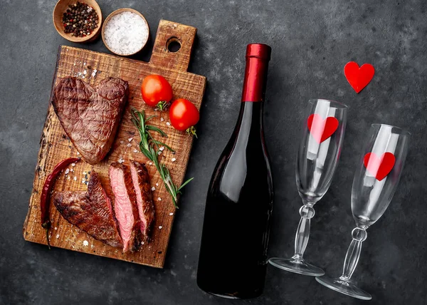 Filetes Carne Bordo Botella Vino Vasos Día San Valentín Concepto —  Fotos de Stock