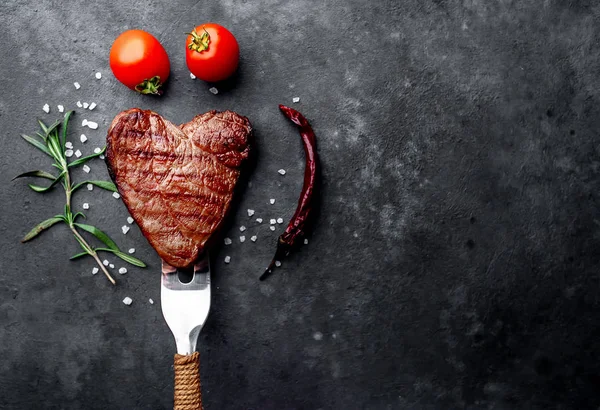 フォークでステーキ トマト バレンタインデーのコンセプト — ストック写真