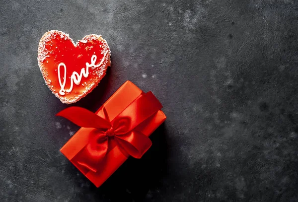 Día San Valentín Naturaleza Muerta Pastel Forma Corazón Rojo Con — Foto de Stock