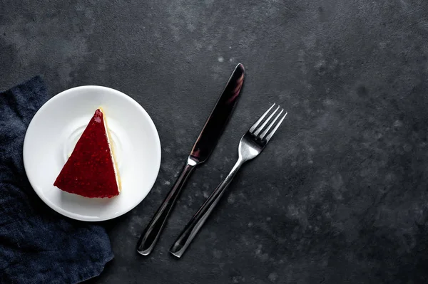 Tarta Con Gelatina Fruta Servida Plato Con Tenedor Cuchillo Sobre — Foto de Stock