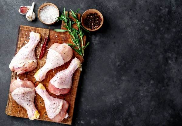 Bodegón Patas Pollo Crudas Con Especias Hierbas Mesa —  Fotos de Stock