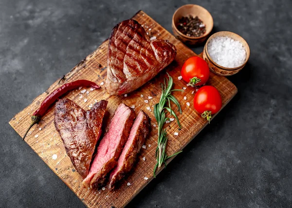 Steaks Forme Coeur Sur Planche Bois Avec Tomates Romarin — Photo