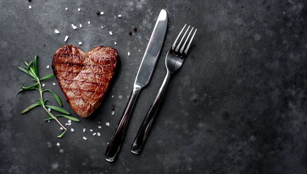 花崗岩を背景に刃物で肉ステーキ バレンタインデー — ストック写真