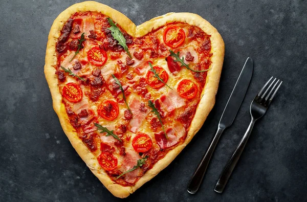 Πίτσα Σχήμα Καρδιάς Μαχαιροπίρουνα Φόντο Γρανίτη Ημέρα Του Αγίου Βαλεντίνου — Φωτογραφία Αρχείου