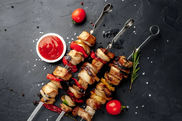 Shashlik Grelhado Servido Com Molho Churrasco Bordo — Fotografia de Stock