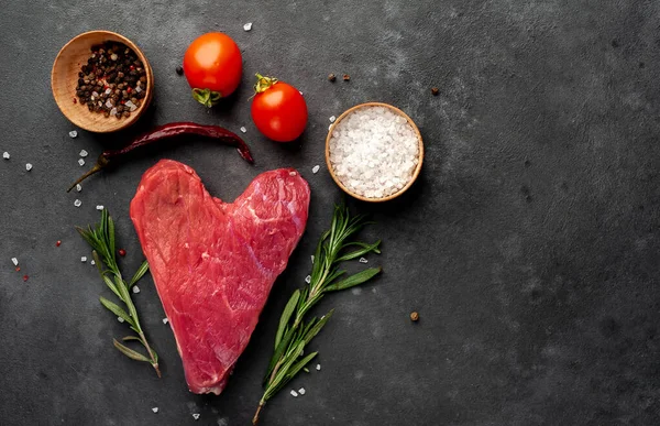 Baharatlı ve domatesli çiğ et kalbi. Sevgililer Günü konsepti.
