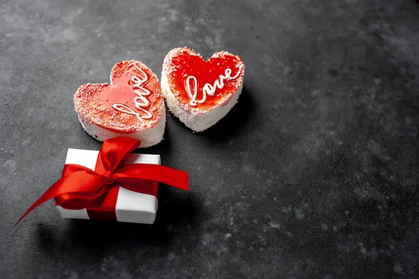 Pasteles Corazones Rojos Con Caja Regalo Para Día San Valentín — Foto de Stock