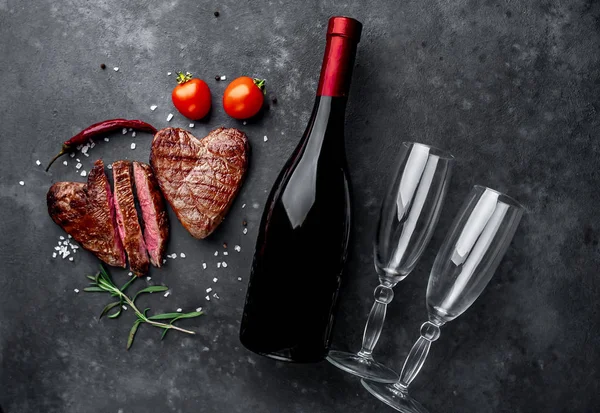 トマト ギフトボックス ワインと肉ステーキとまだ生活 バレンタインデー — ストック写真