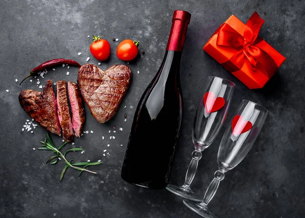 Filetes Carne Con Tomates Caja Regalo Vino Día San Valentín —  Fotos de Stock