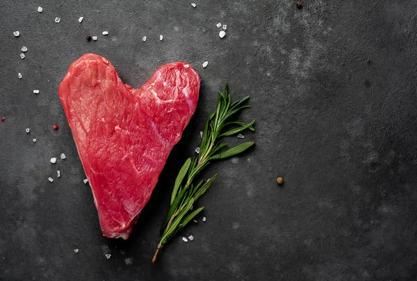 ローズマリーと生肉ステーキ バレンタインデーのコンセプト — ストック写真