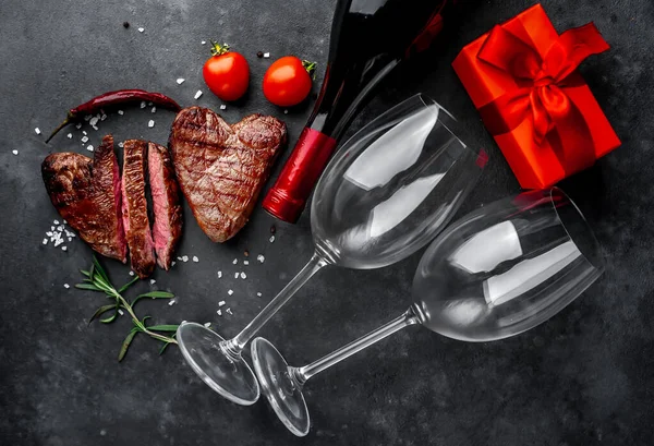 Domatesli Bifteği Hediye Kutusu Şarap Sevgililer Günü — Stok fotoğraf