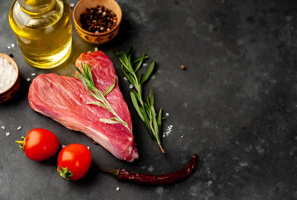 Rauwe Vlees Biefstuk Met Olie Fles Specerijen Rozemarijn Tomaten Granieten — Stockfoto