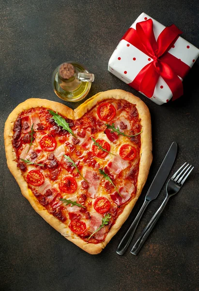 Καρδιά Πίτσα Σερβίρεται Ελαιόλαδο Κουτί Δώρου Πιρούνι Και Μαχαίρι Ημέρα — Φωτογραφία Αρχείου