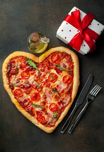 Herz Pizza Serviert Mit Olivenöl Geschenkbox Gabel Und Messer Valentinstag — Stockfoto