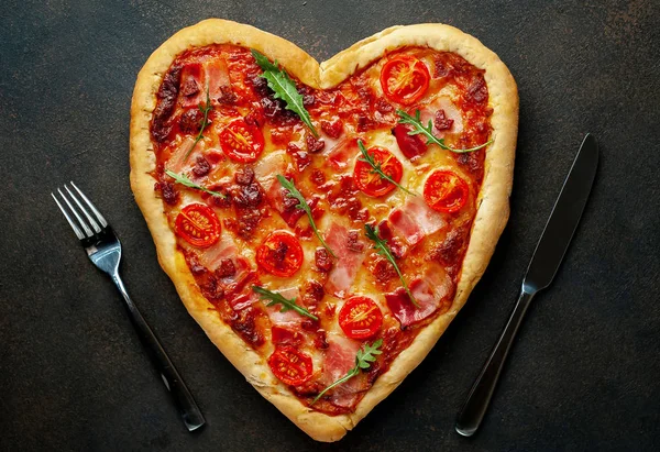 Πίτσα Σχήμα Καρδιάς Μαχαιροπίρουνα Φόντο Γρανίτη Ημέρα Του Αγίου Βαλεντίνου — Φωτογραφία Αρχείου