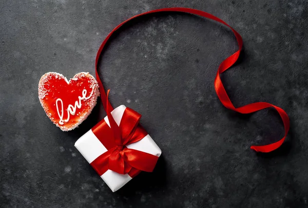 Día San Valentín Naturaleza Muerta Pastel Forma Corazón Rojo Con — Foto de Stock