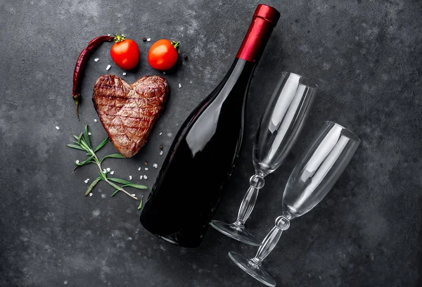 Sevgililer Günü Için Izgara Şarap Bardak Kırmızı Kalp Süslemesi — Stok fotoğraf