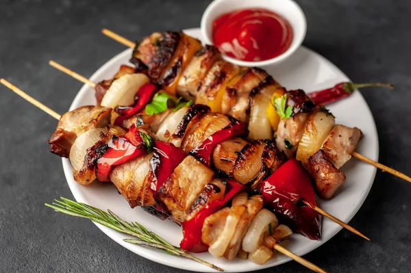 Shashlik Parrilla Servido Con Salsa Barbacoa Plato — Foto de Stock