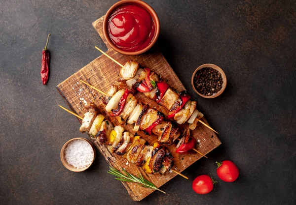 Shashlik Parrilla Servido Con Salsa Barbacoa Bordo — Foto de Stock