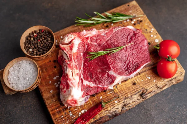 Surowe Mięso Wieprzowe Przyprawami Gotowania — Zdjęcie stockowe