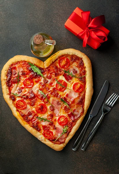 Herz Pizza Serviert Mit Olivenöl Geschenkbox Gabel Und Messer Valentinstag — Stockfoto