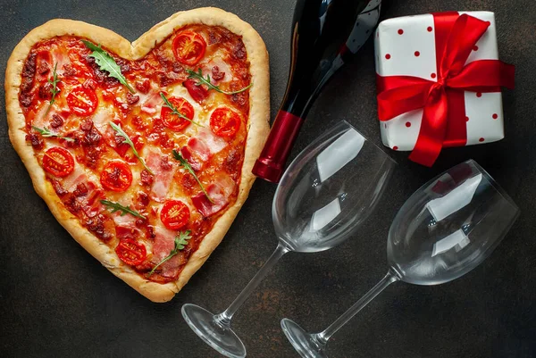 Пицца Вином Подарком День Святого Валентина — стоковое фото