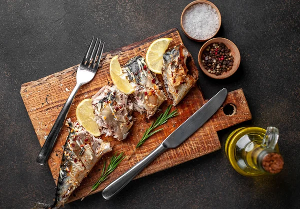 Gebackene Makrele Mit Zitrone Und Besteck Serviert Auf Holzbrett — Stockfoto