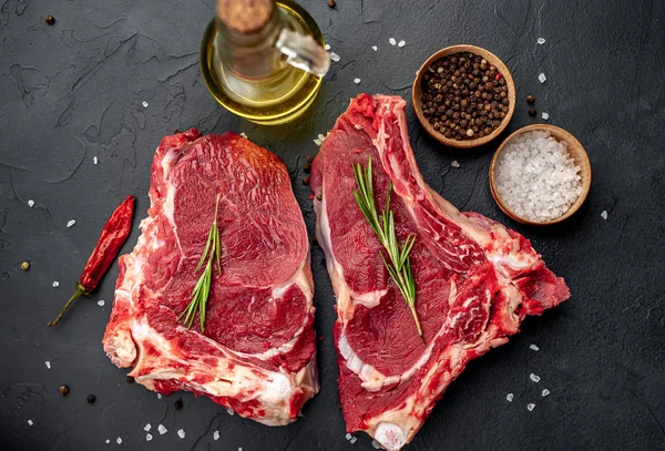 Syrové Vepřové Steaky Žulové Desce Kořením — Stock fotografie