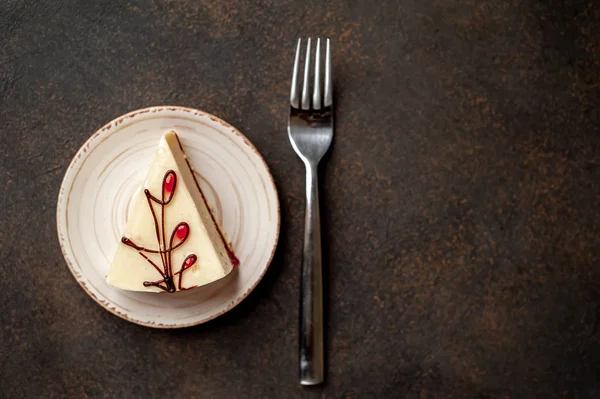 Gâteau Fromage Savoureux Avec Gelée Sur Une Assiette Avec Fourchette — Photo