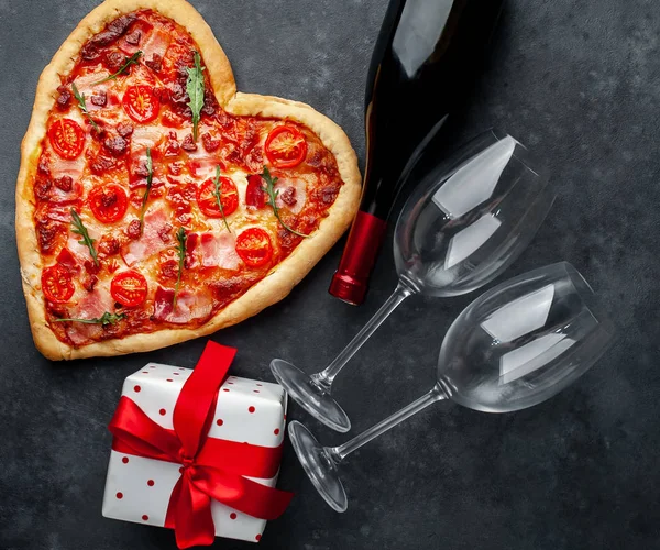 Πίτσα Κρασί Ποτήρια Και Κουτί Δώρου Ημέρα Του Αγίου Βαλεντίνου — Φωτογραφία Αρχείου