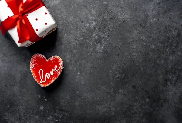 Día San Valentín Naturaleza Muerta Pastel Forma Corazón Rojo Con — Foto de Stock