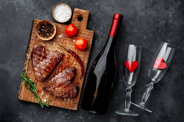 Festlig Hjärtformad Köttbiff Med Alkohol Velentines Dagkoncept — Stockfoto