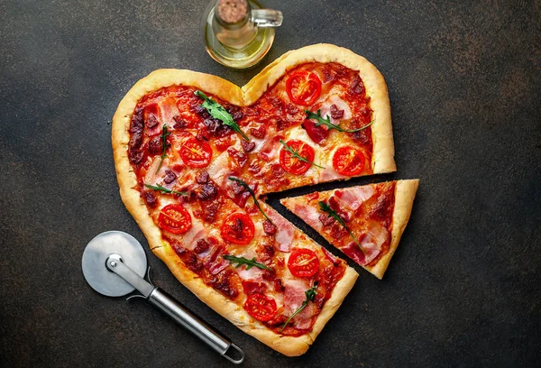 Πίτσα Σχήμα Καρδιάς Ελαιόλαδο Και Κόφτη Πίτσας — Φωτογραφία Αρχείου