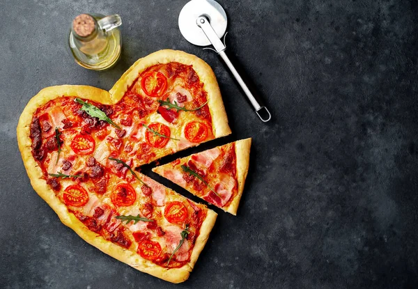 Πίτσα Σχήμα Καρδιάς Ελαιόλαδο Και Κόφτη Πίτσας — Φωτογραφία Αρχείου