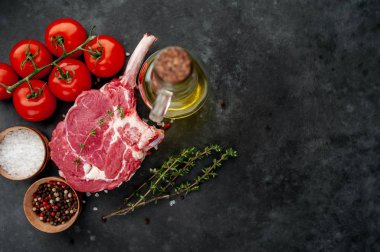 Baharatlı sığır baltasının yakın plan görüntüsü, arka planda kekik..